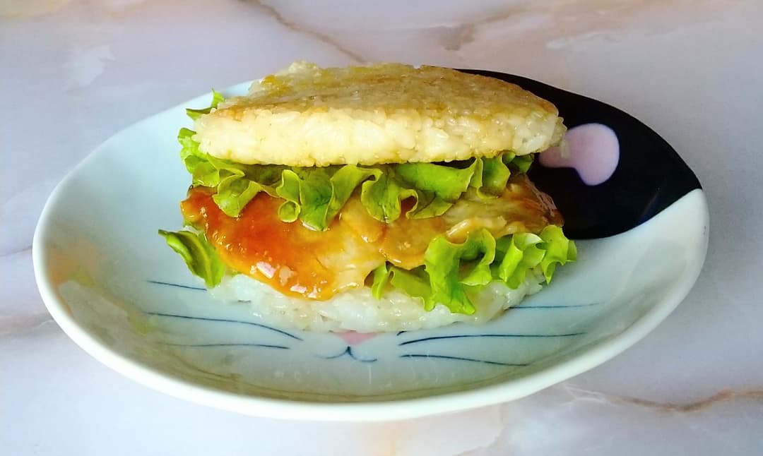 直火焼豚ロース生姜焼きライスバーガーの完成写真