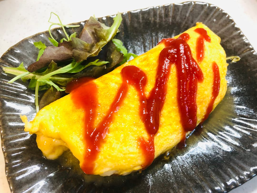 ジューシーメンチカツのとろふわオムレツの完成写真