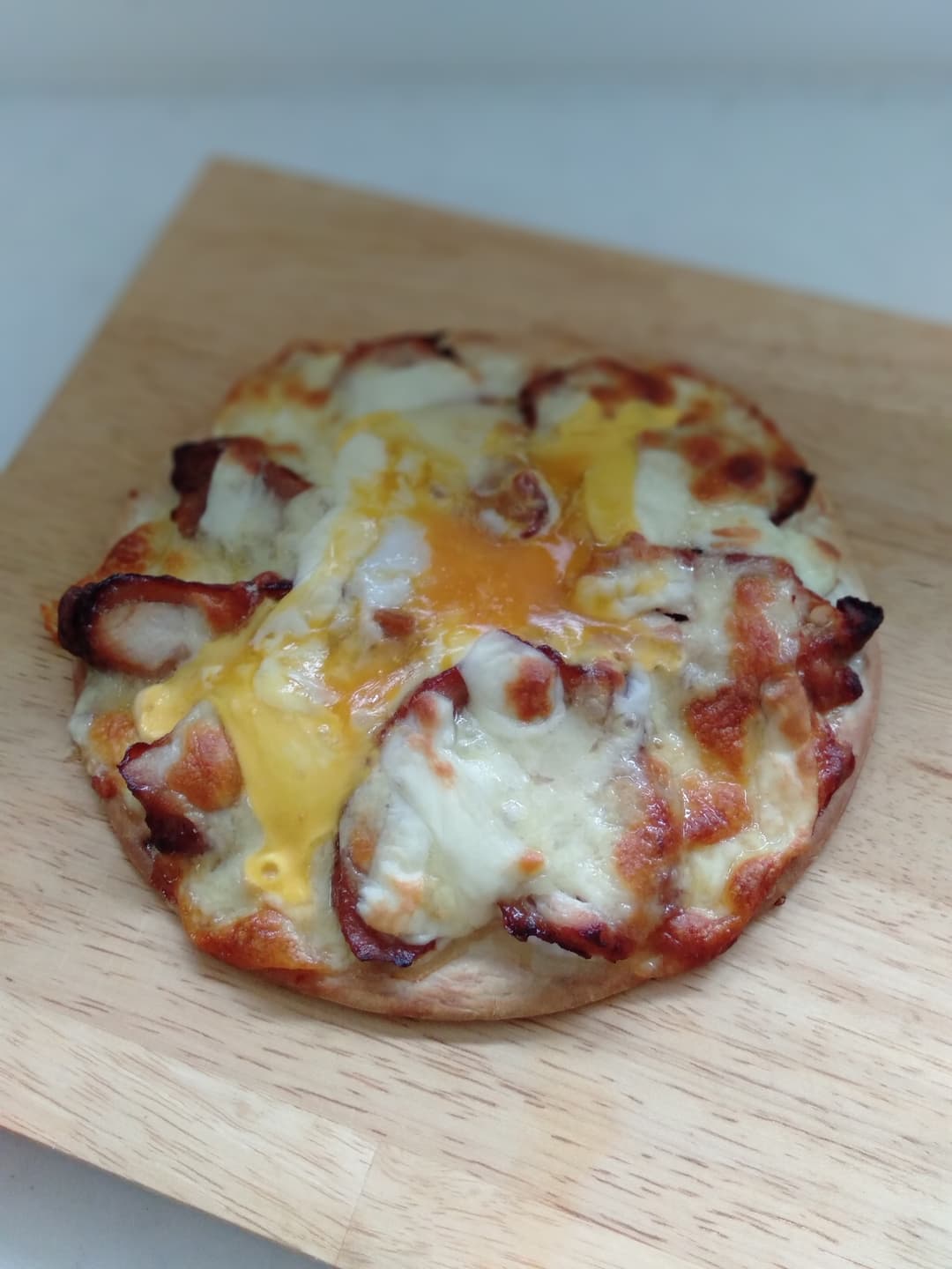 てり焼きチキンと半熟卵のピザの完成写真
