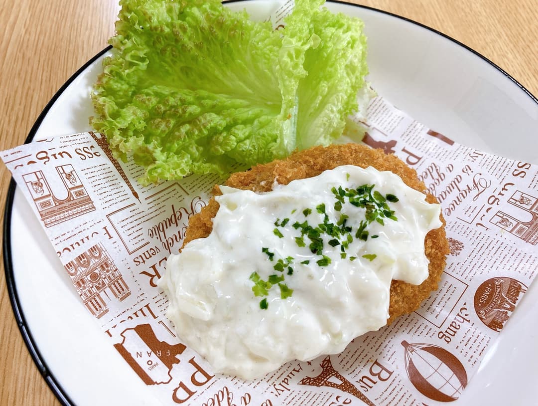 牛肉コロッケのヨーグルトソースがけの完成写真