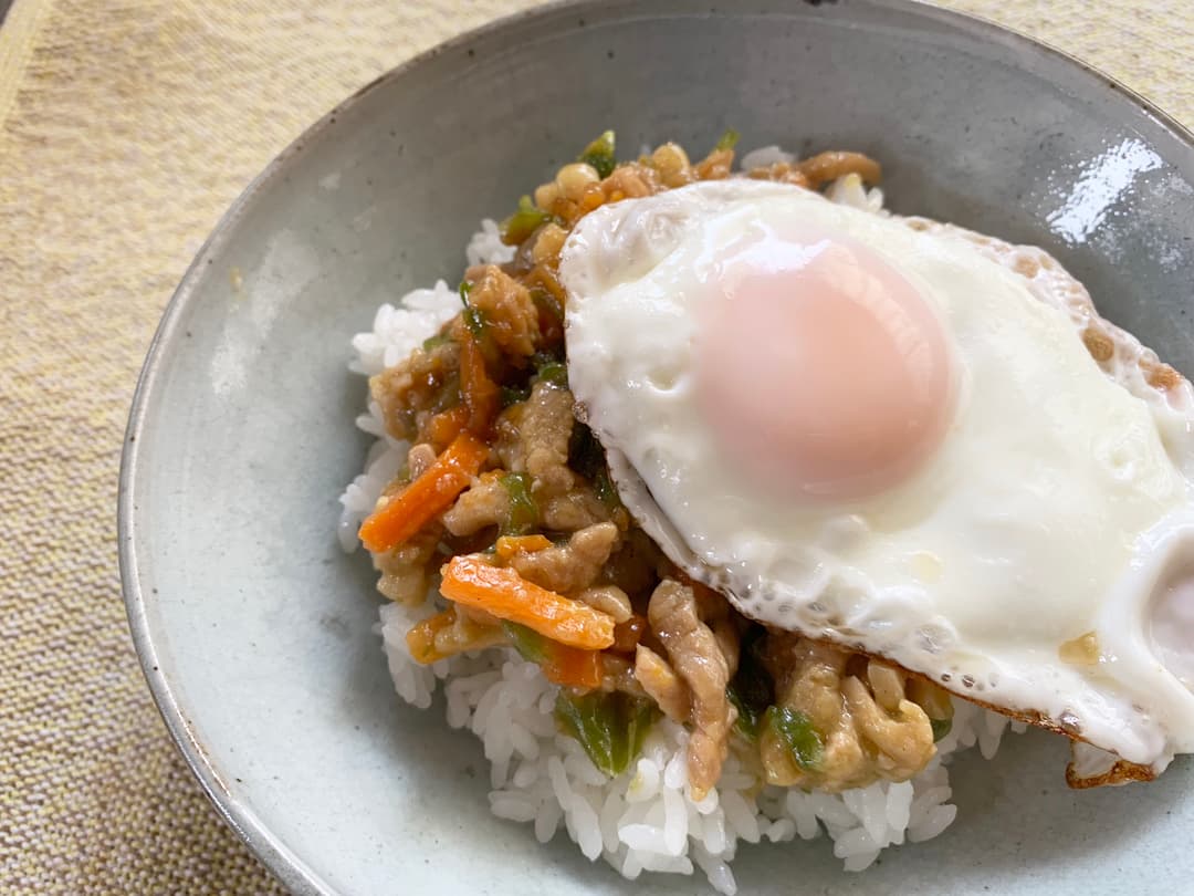 チンジャオロース丼の完成写真