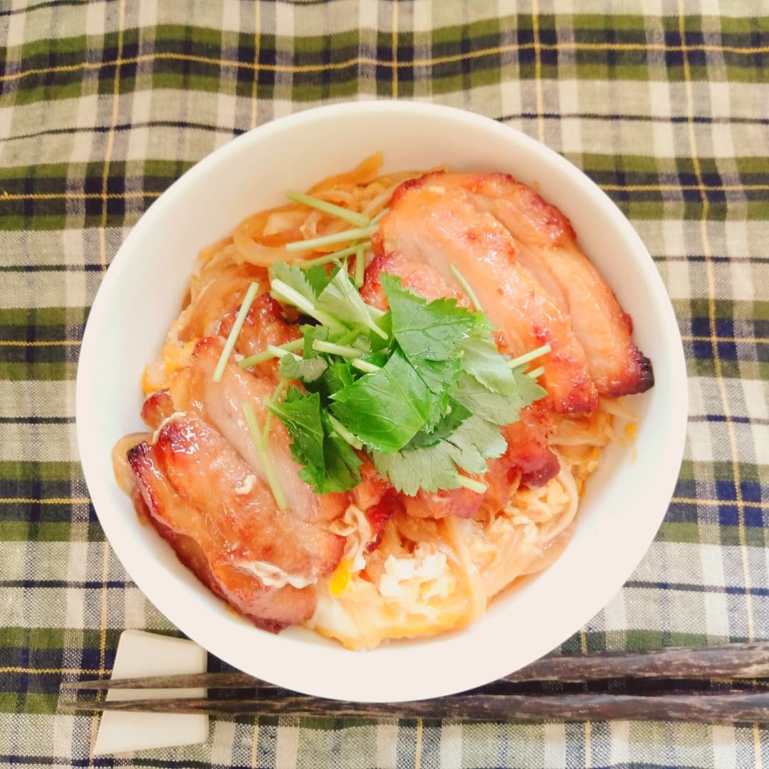 照り焼きチキンステーキを使ったガッツリ親子丼の完成写真