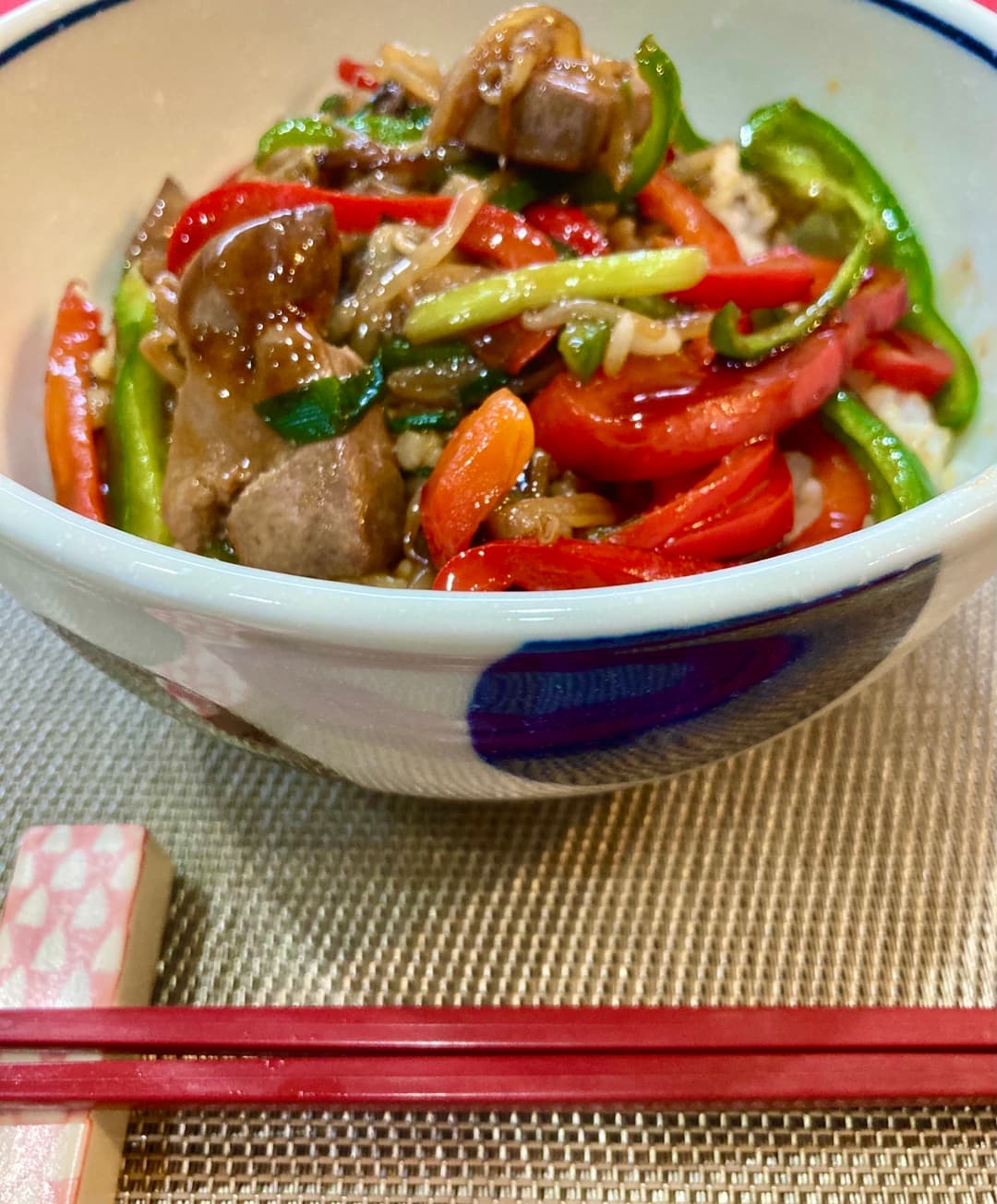 鉄分たっぷり！レバニラのチンジャオロース丼の完成写真