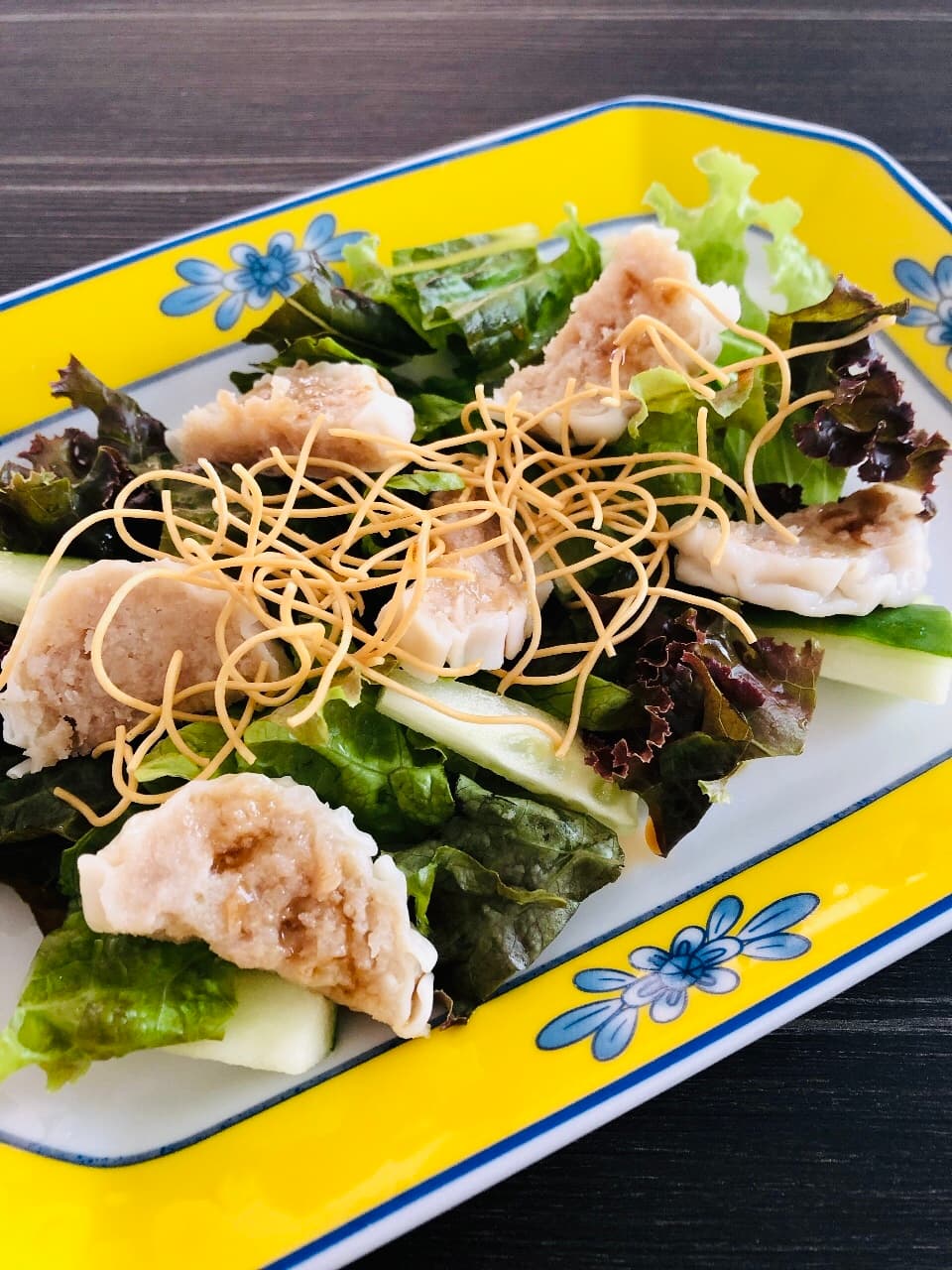 四川焼売とパリパリ麺の中華風グリーンサラダの完成写真