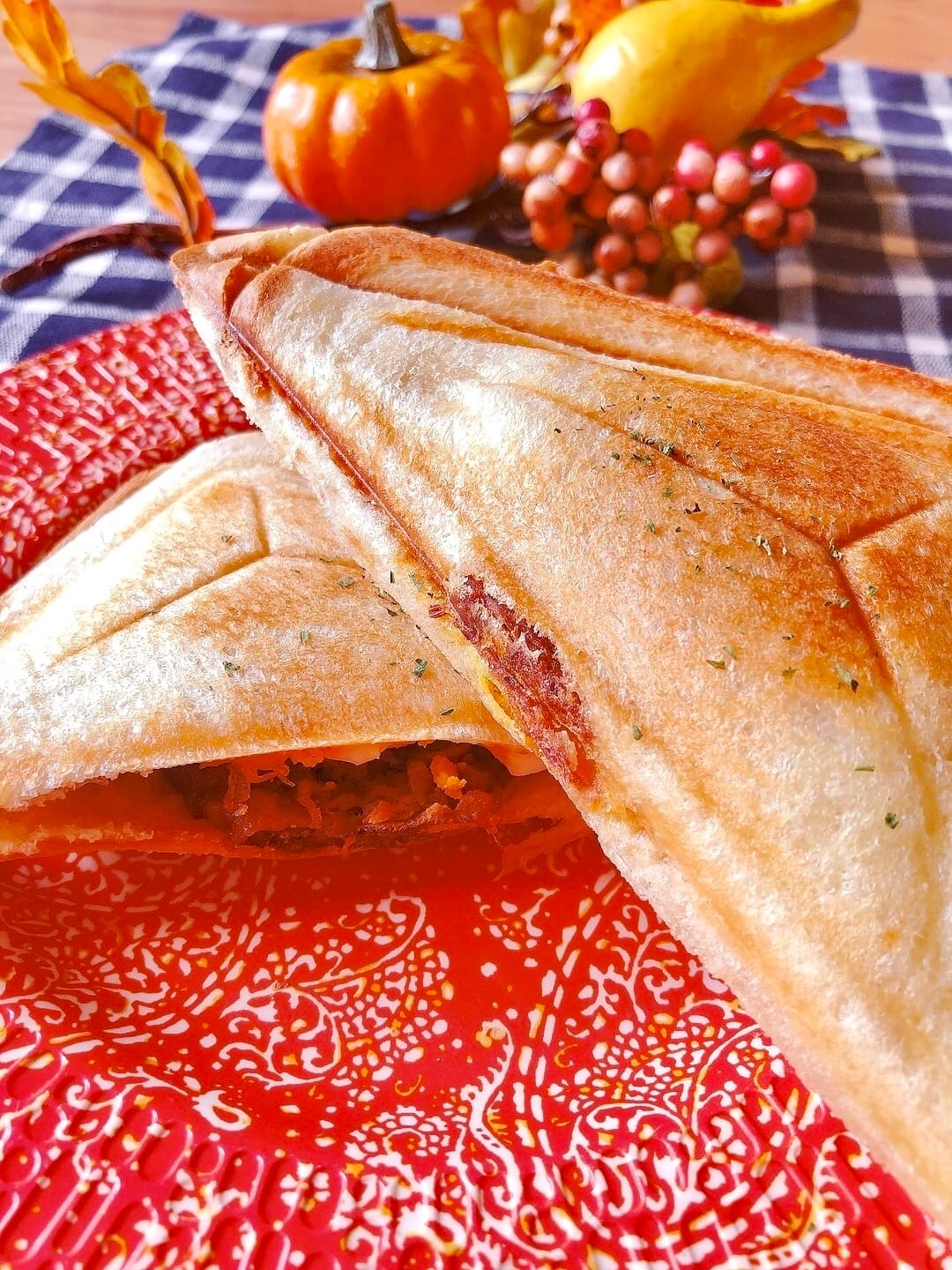 卵とハンバーグのホットサンドの完成写真