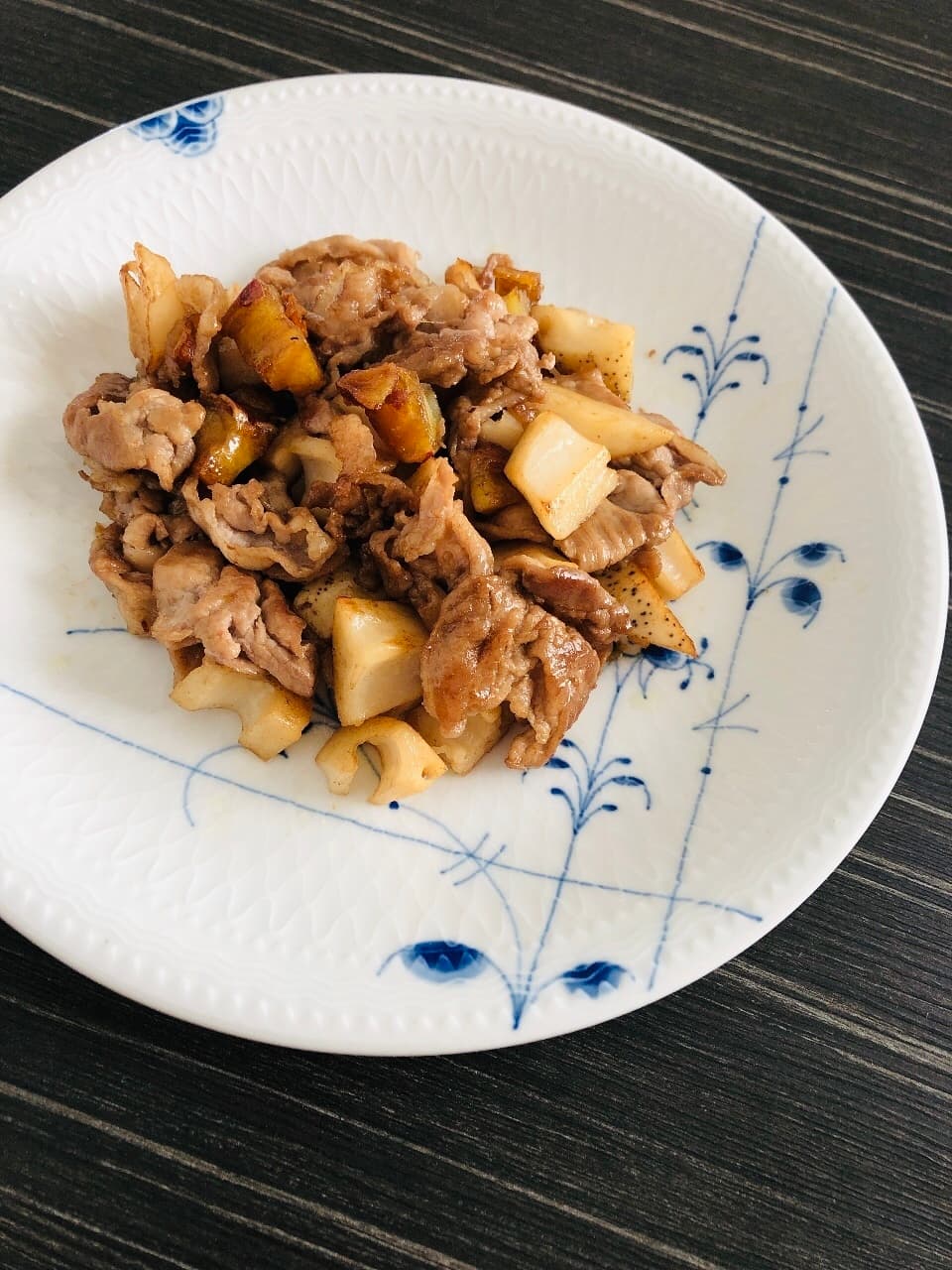 大学芋と豚肉、蓮根のバルサミコ醤油炒めの完成写真