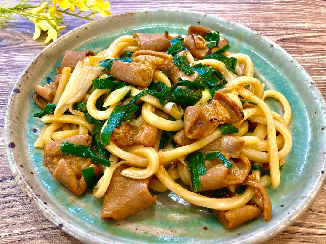 ニラにんにくと牛ホル焼きのスタミナうどんの完成写真