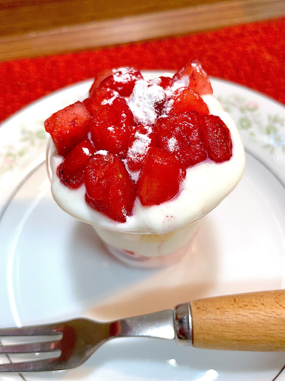 ホットケーキのストロベリーパフェの完成写真