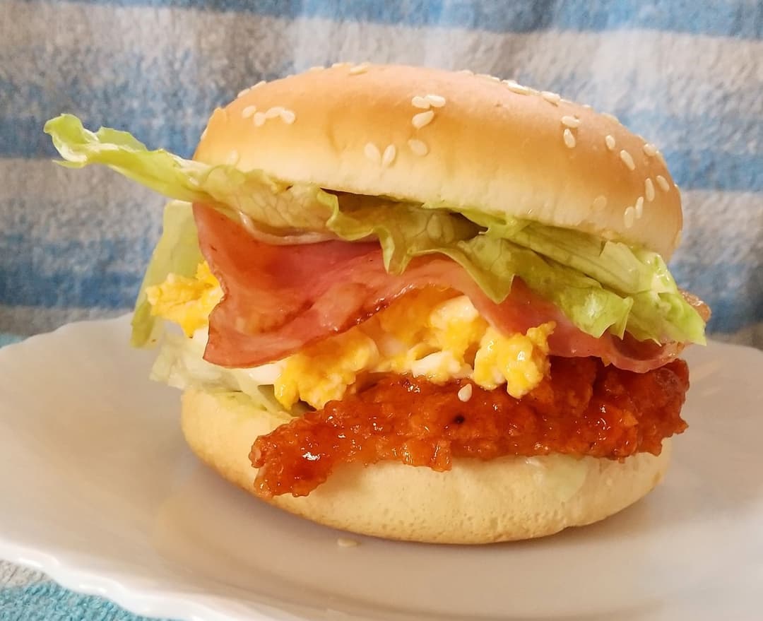 旨辛チキンバーガーの完成写真