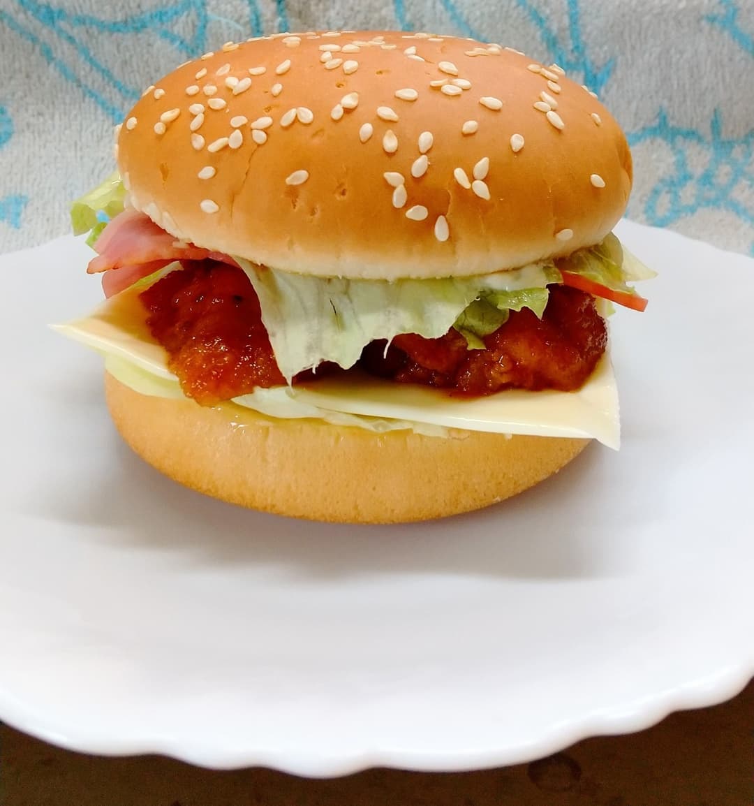 若鶏ももからあげバーガーの完成写真