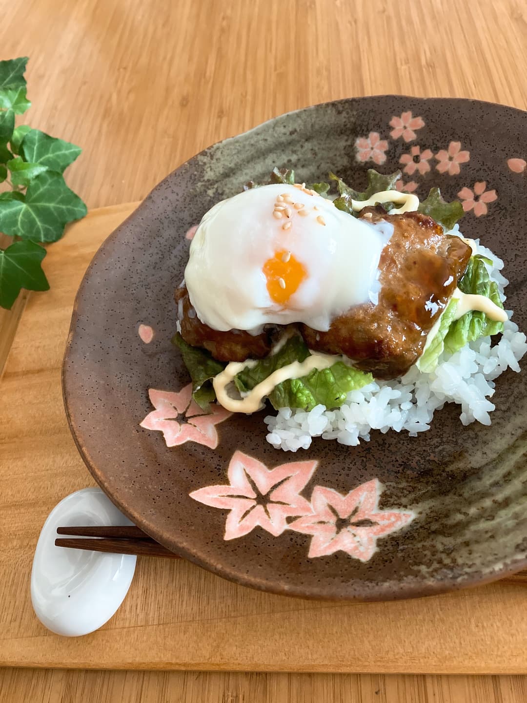 ピーマンの肉詰めロコモコ風の完成写真