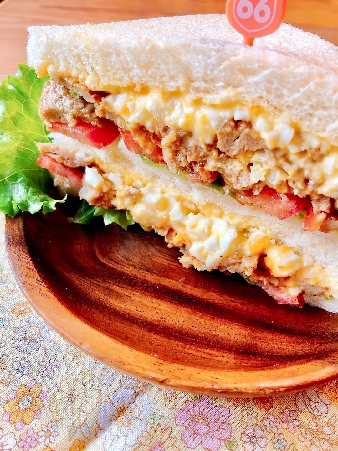 デミたまハンバーグのミックスサンドの完成写真