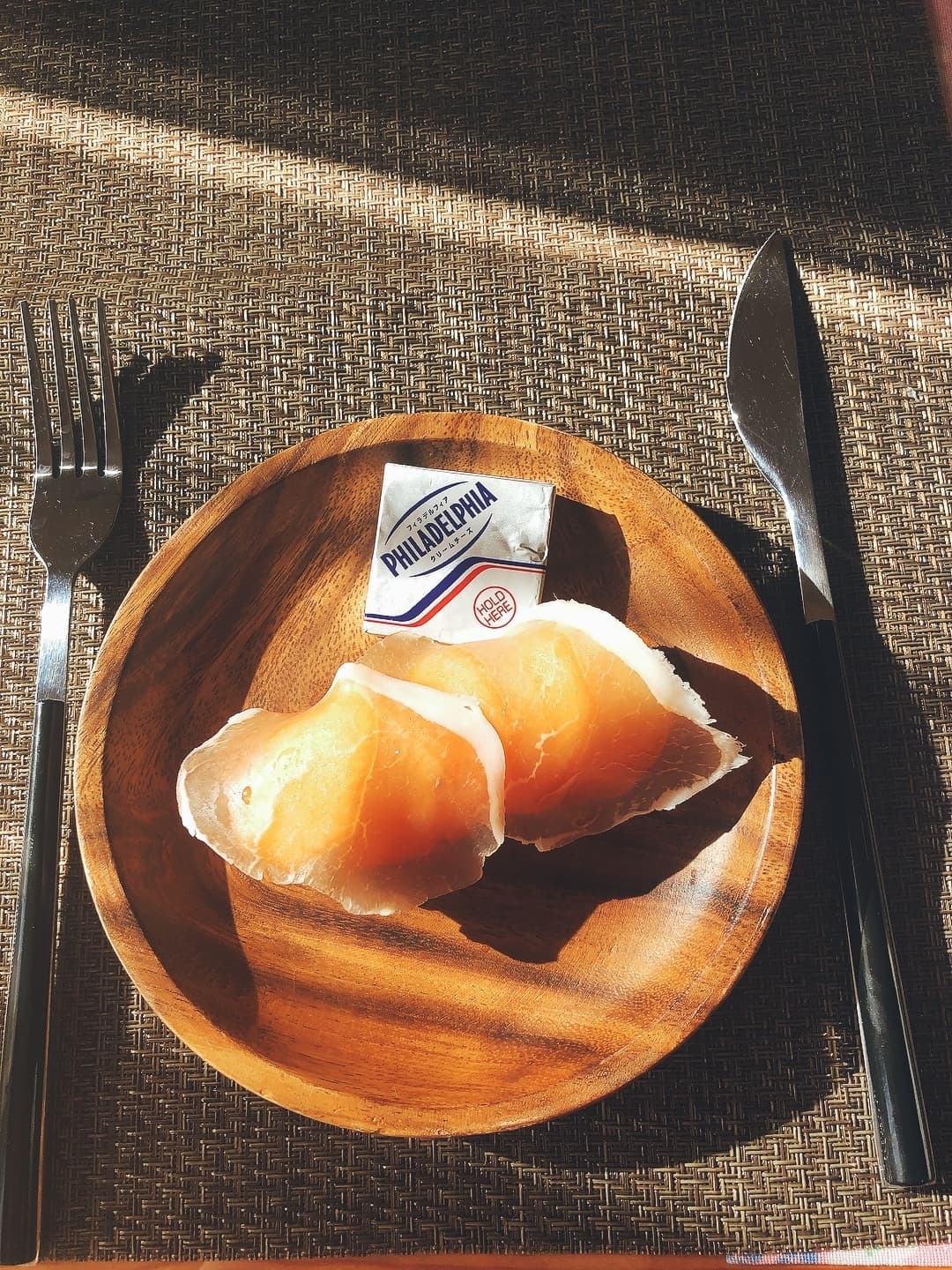 チーズワッフルの柿&生ハムのせの完成写真
