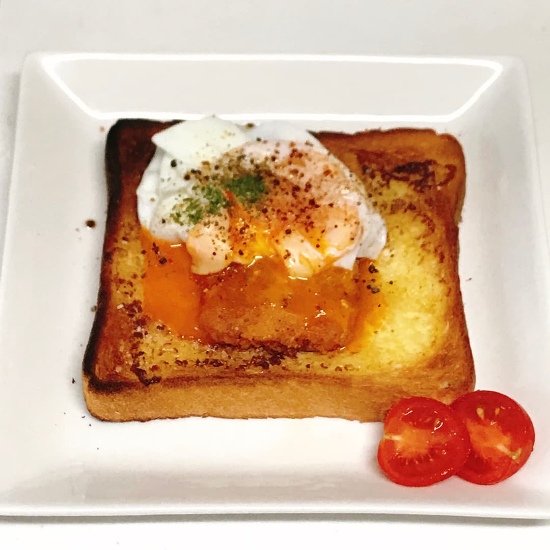 チキチキボーンポーチドエッグトーストの完成写真