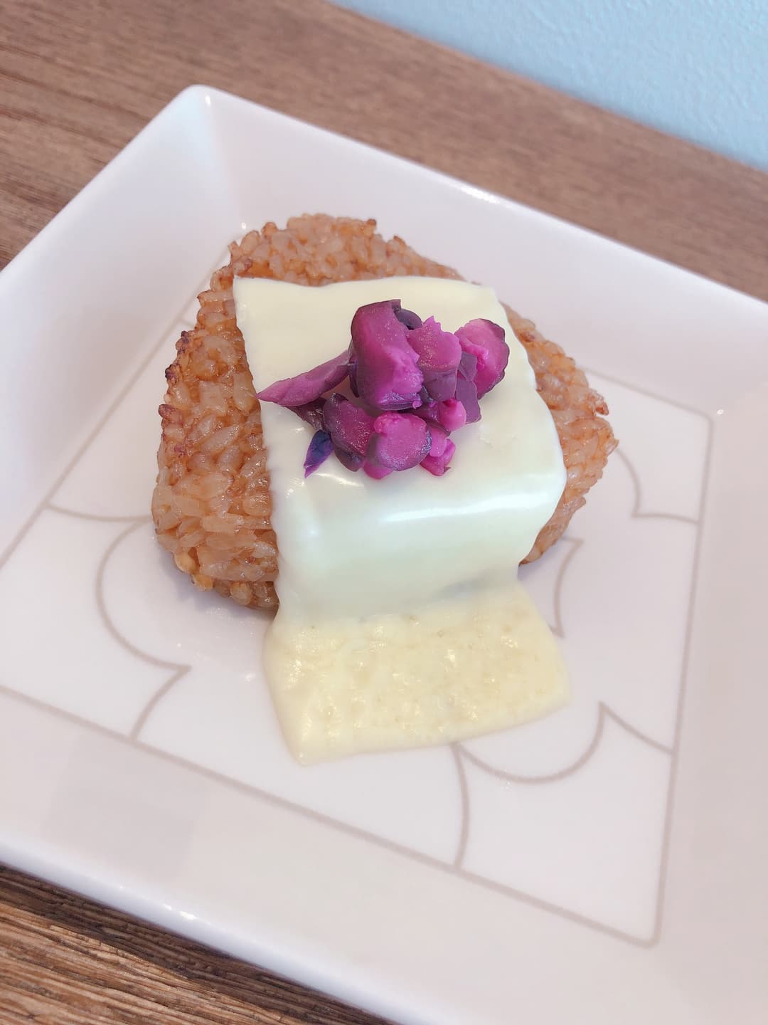 チーズしば漬けのせ焼きおにぎりの完成写真