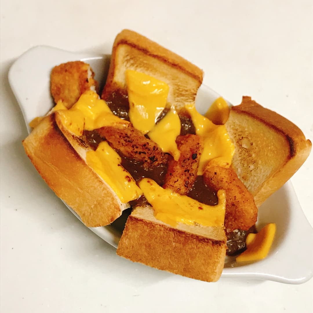 チキチキボーンのチーズカレートーストの完成写真
