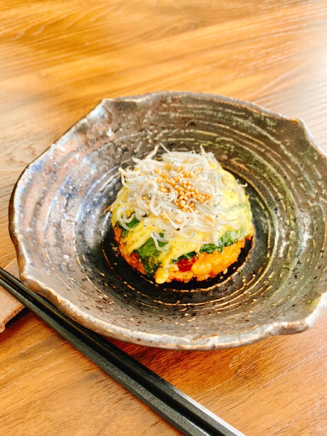 お箸で食べるおにぎりの完成写真