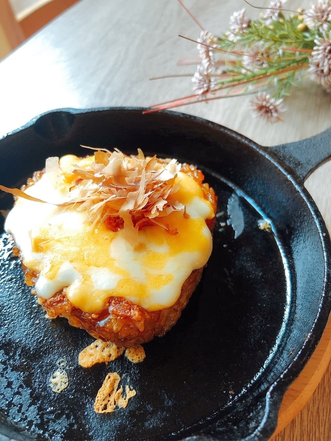 カリッと焼きおにぎりのチーズ鰹節のせの完成写真