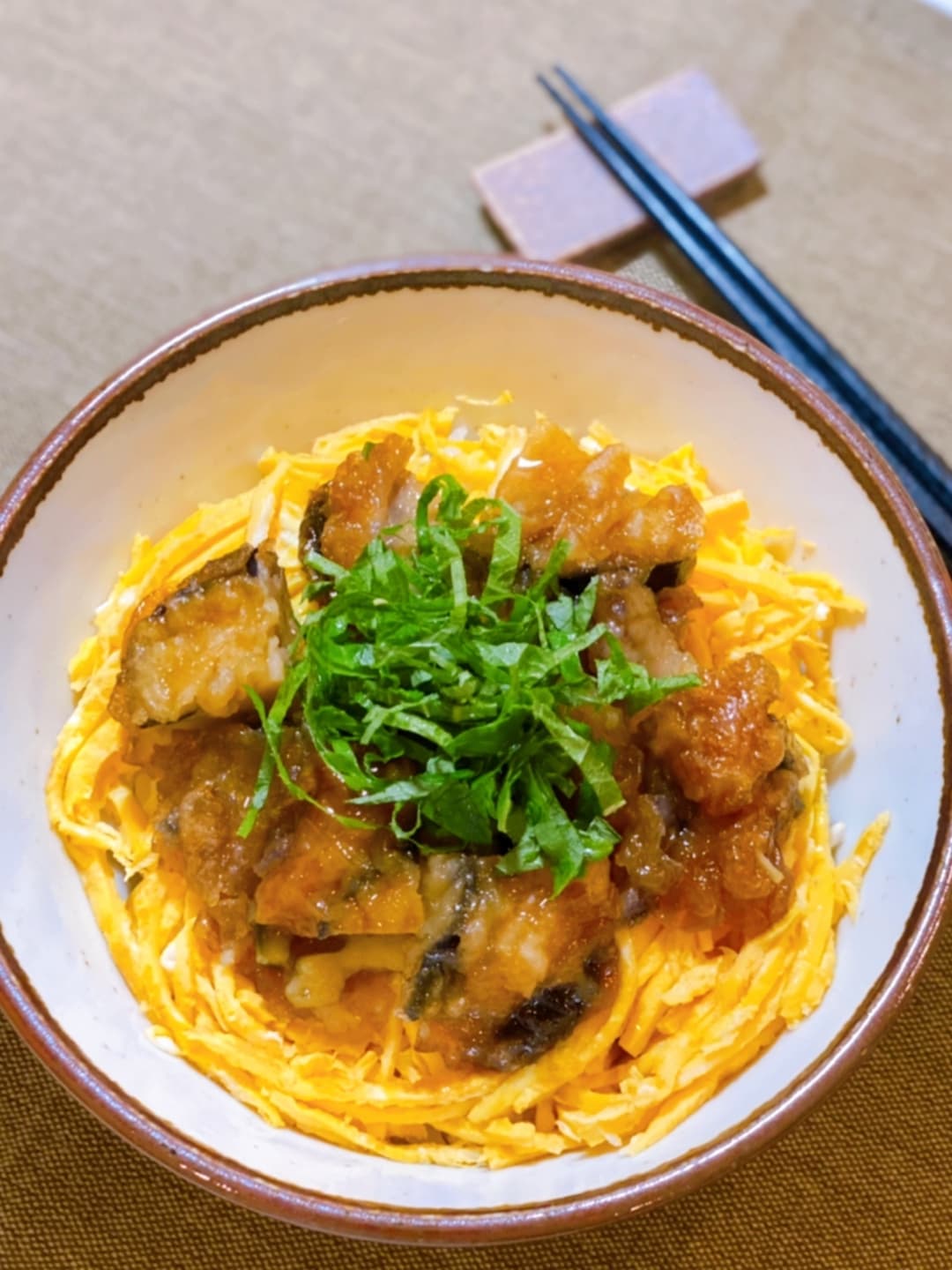 なすひき肉はさみ揚げの蒲焼ダレ丼ぶりの完成写真