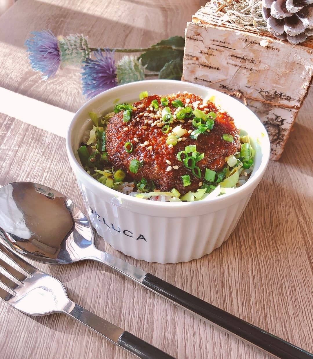 ソースメンチカツ丼の完成写真