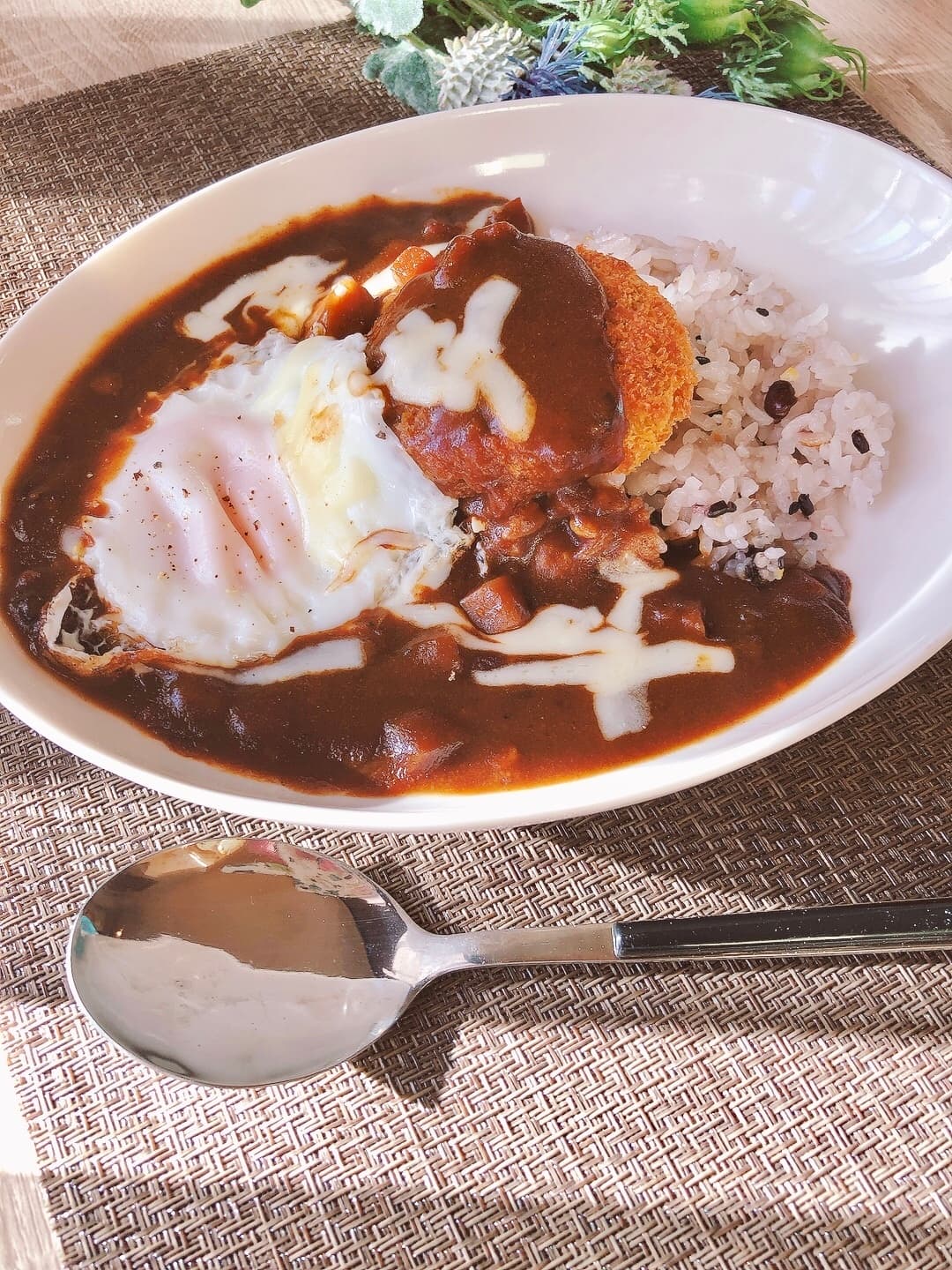 チーズメンチカツカレーの完成写真