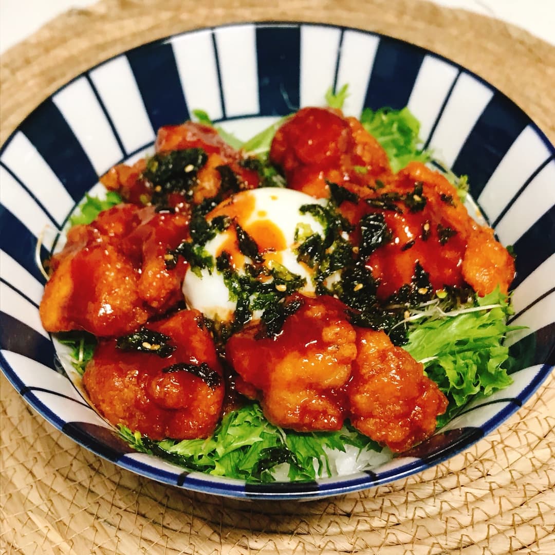 ヤンニョムチキンの温玉丼の完成写真