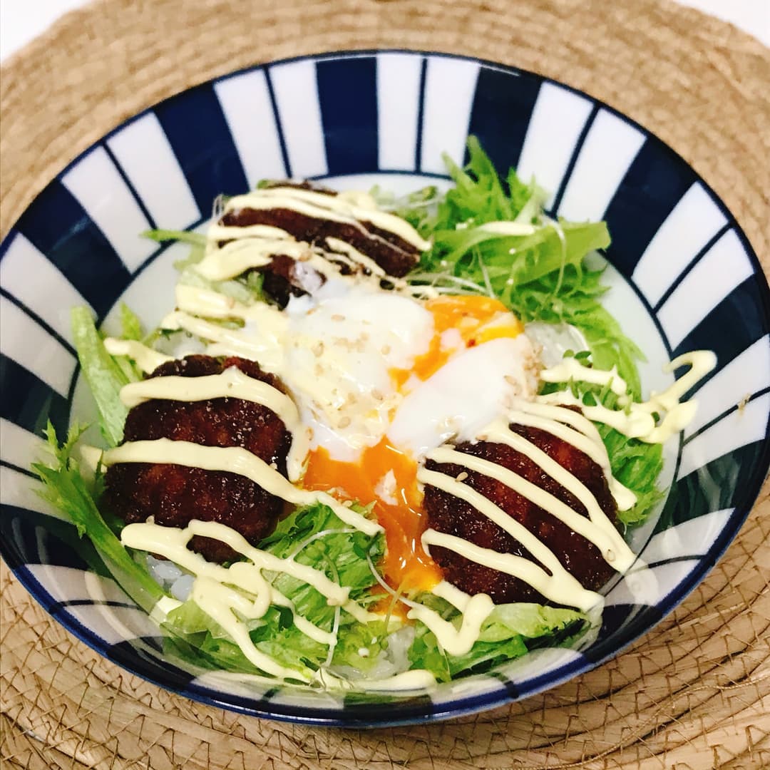 八丁味噌みそカツ温玉丼の完成写真
