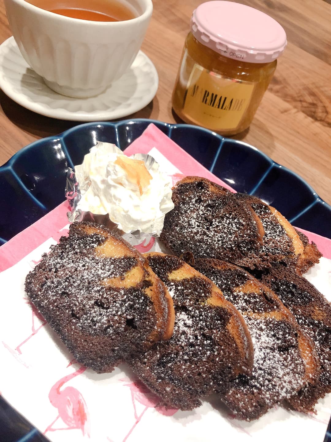 焦がしチョコマフィンのマーマレードホイップ添えの完成写真