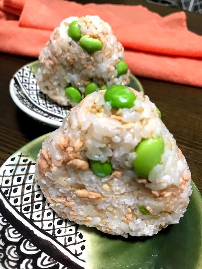 鮭とえだ豆の春色おにぎりの完成写真
