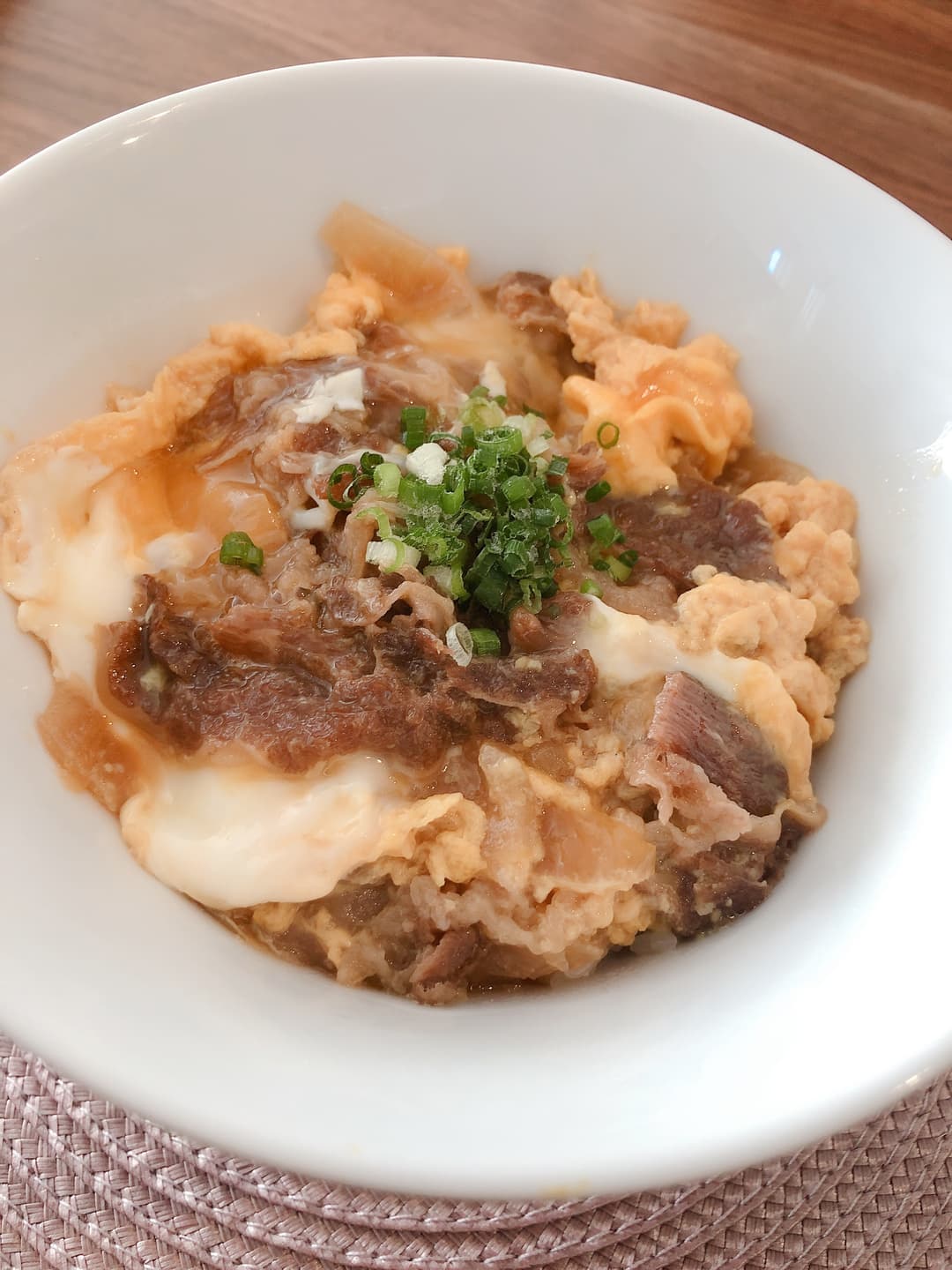 牛めしの卵とじ丼の完成写真
