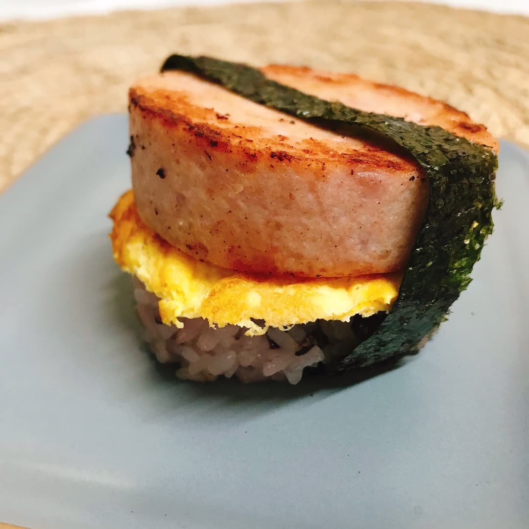 五穀米赤飯のハム玉子おむすびの完成写真