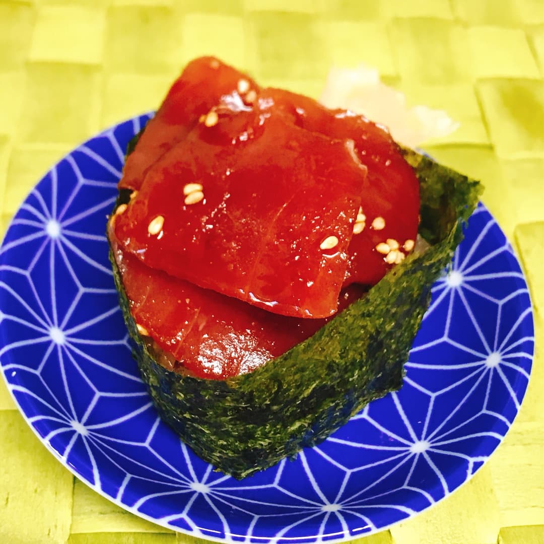 五穀米赤飯のマグロのポキむすびの完成写真
