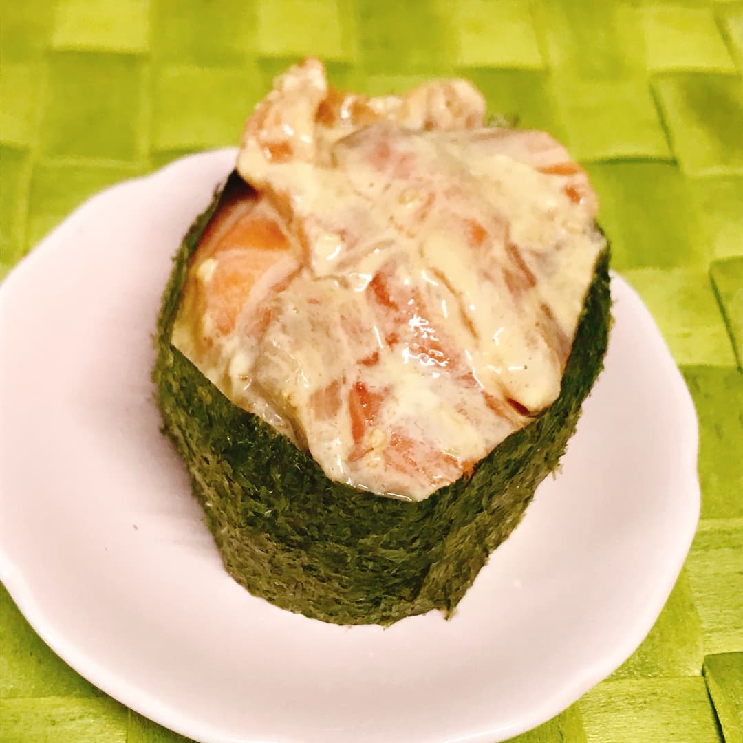 五穀米赤飯のサーモンマヨわさびむすびの完成写真