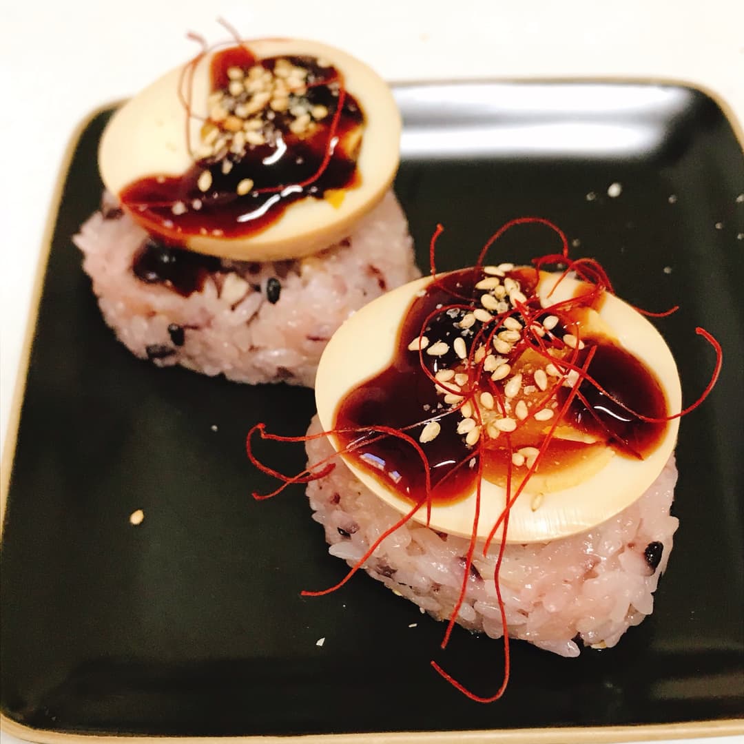 赤飯オイスターソース煮卵のせの完成写真