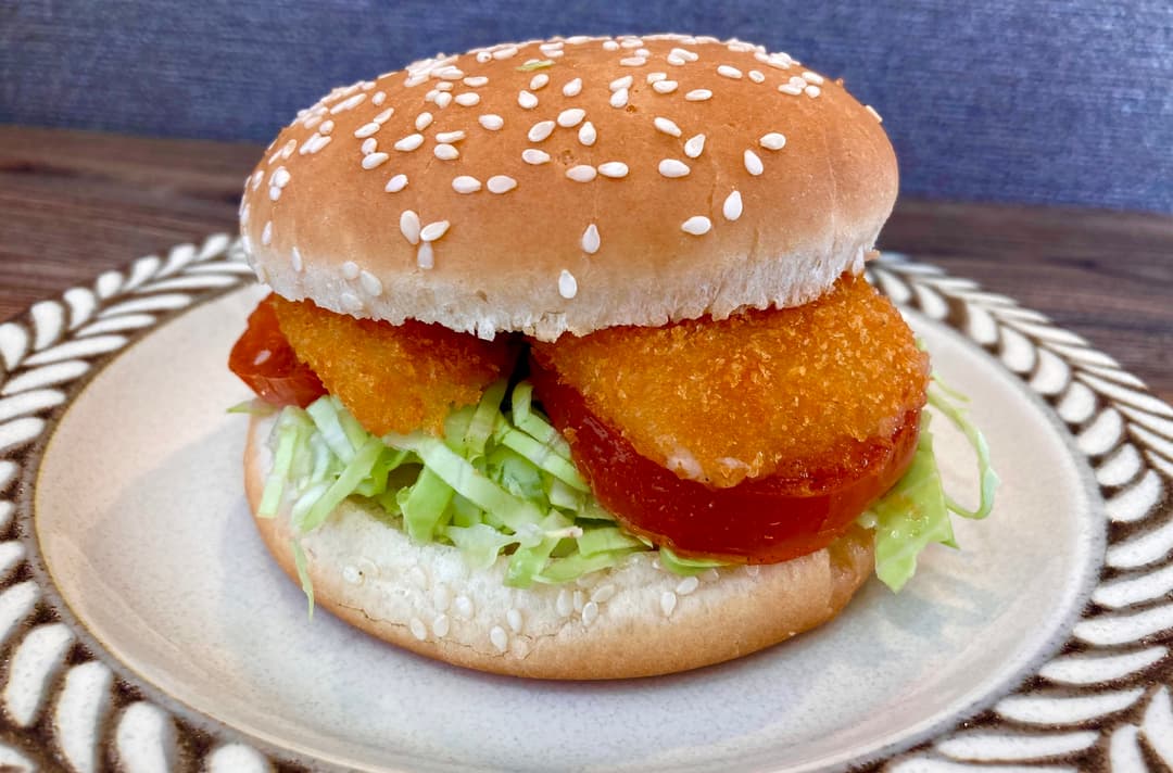かにクリームコロッケと焼きトマトのバーガーの完成写真