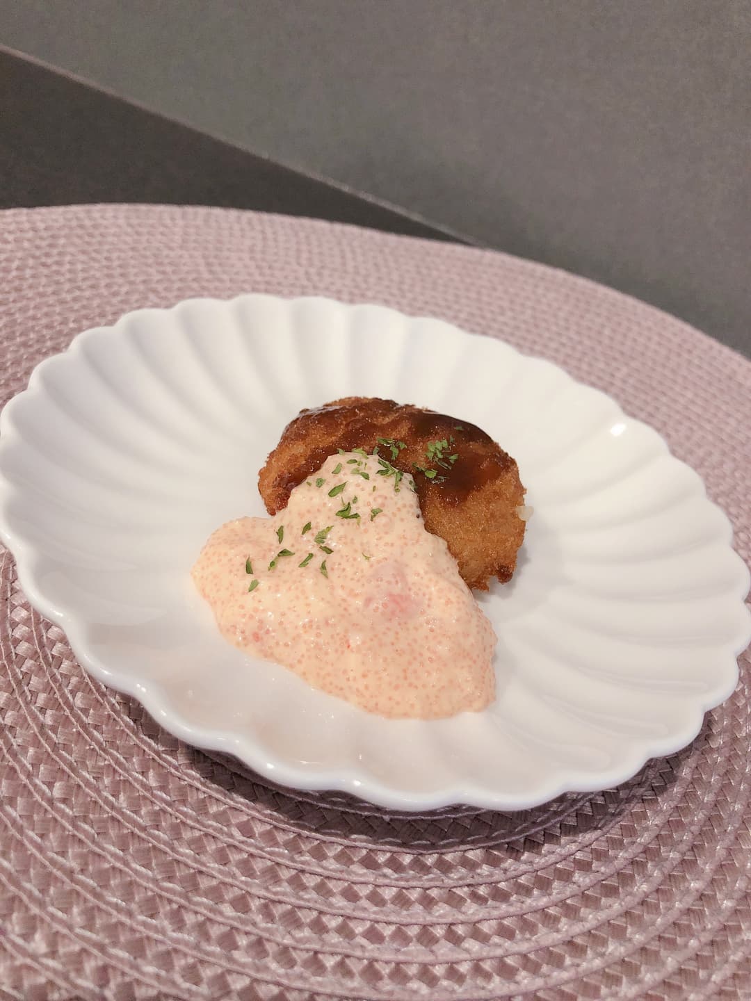 牛肉コロッケの明太マヨソースがけの完成写真