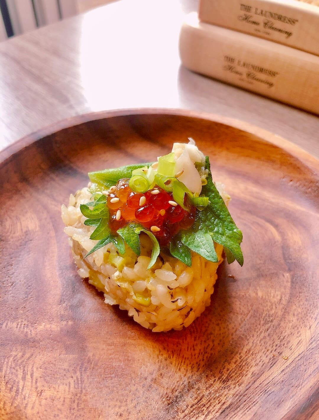 もち麦おにぎりの青紫蘇いくらのせの完成写真