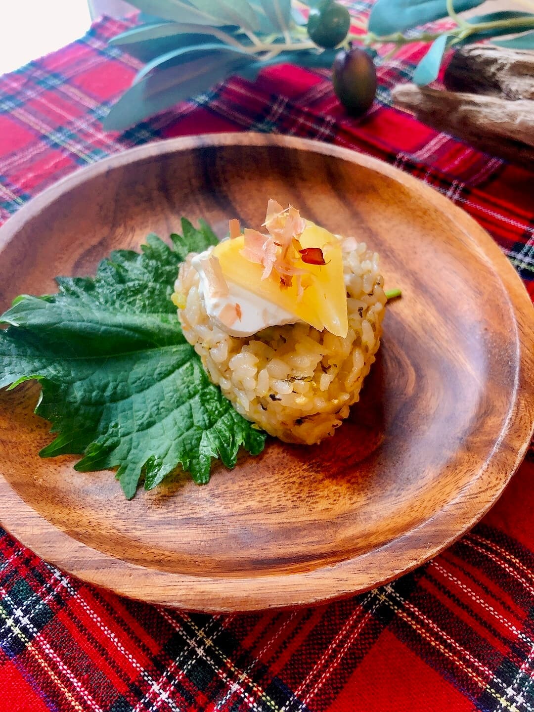 もち麦おにぎりのたくあんチーズのせの完成写真