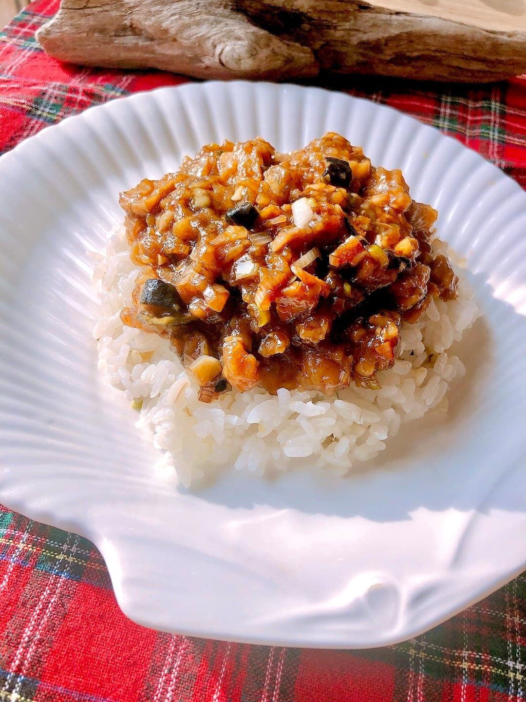 香味野菜のナスとひき肉かけごはんの完成写真