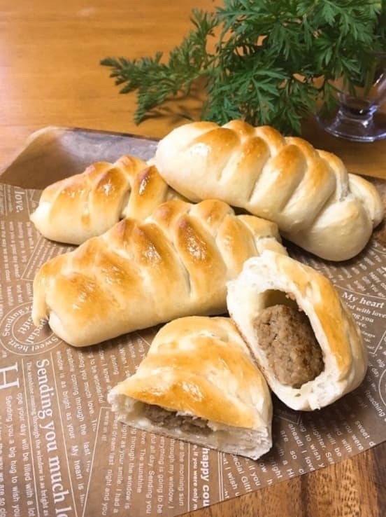 お手軽♪冷凍ハンバーグでお惣菜パン♪の完成写真