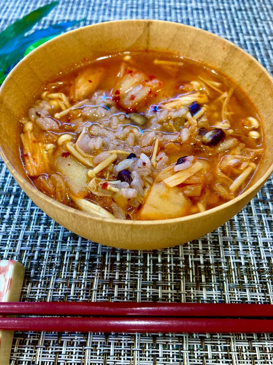 赤飯と焼きキムチの中華だし茶漬けの完成写真