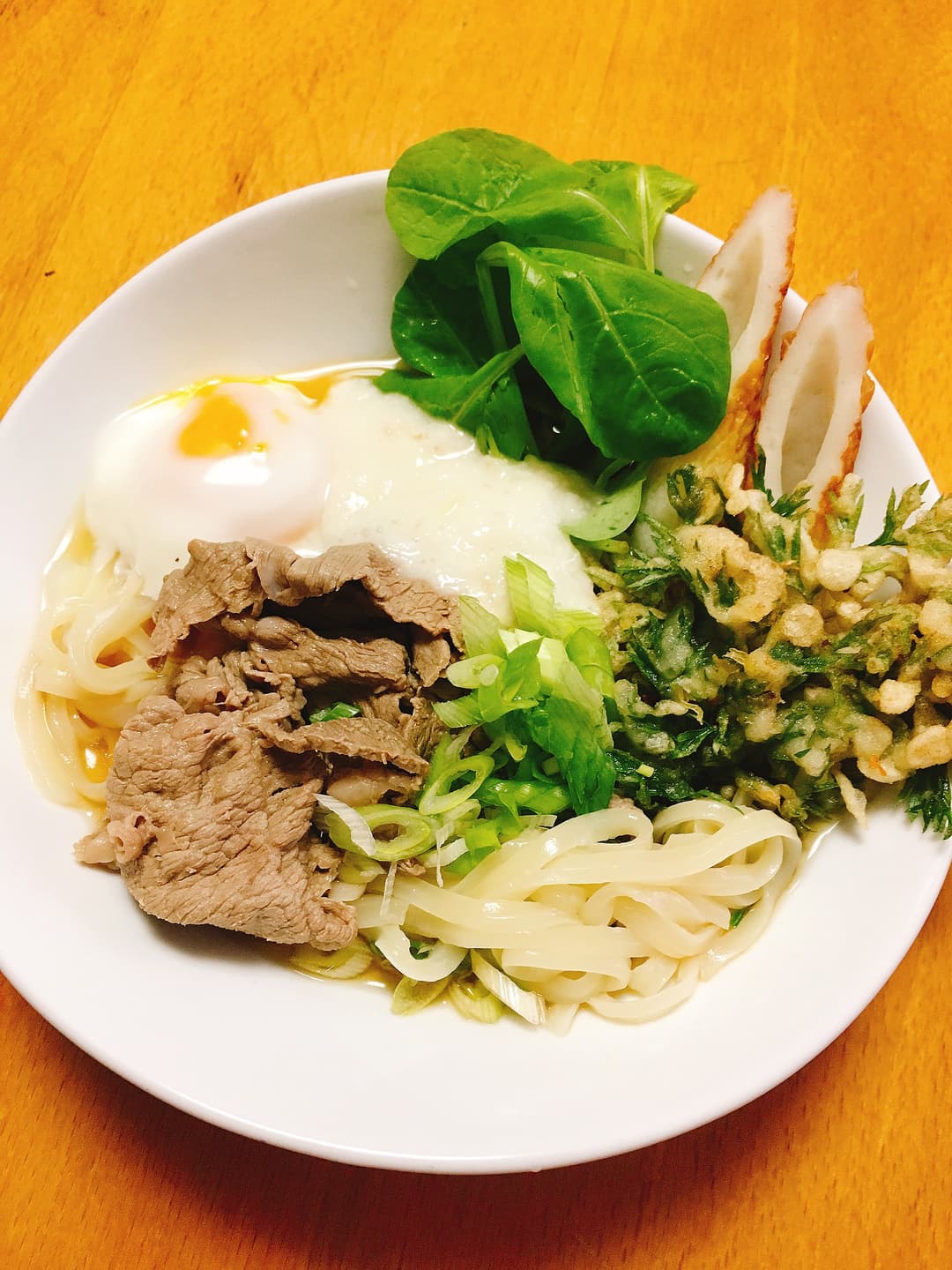 手軽に満足!具だくさん混ぜうどんの完成写真