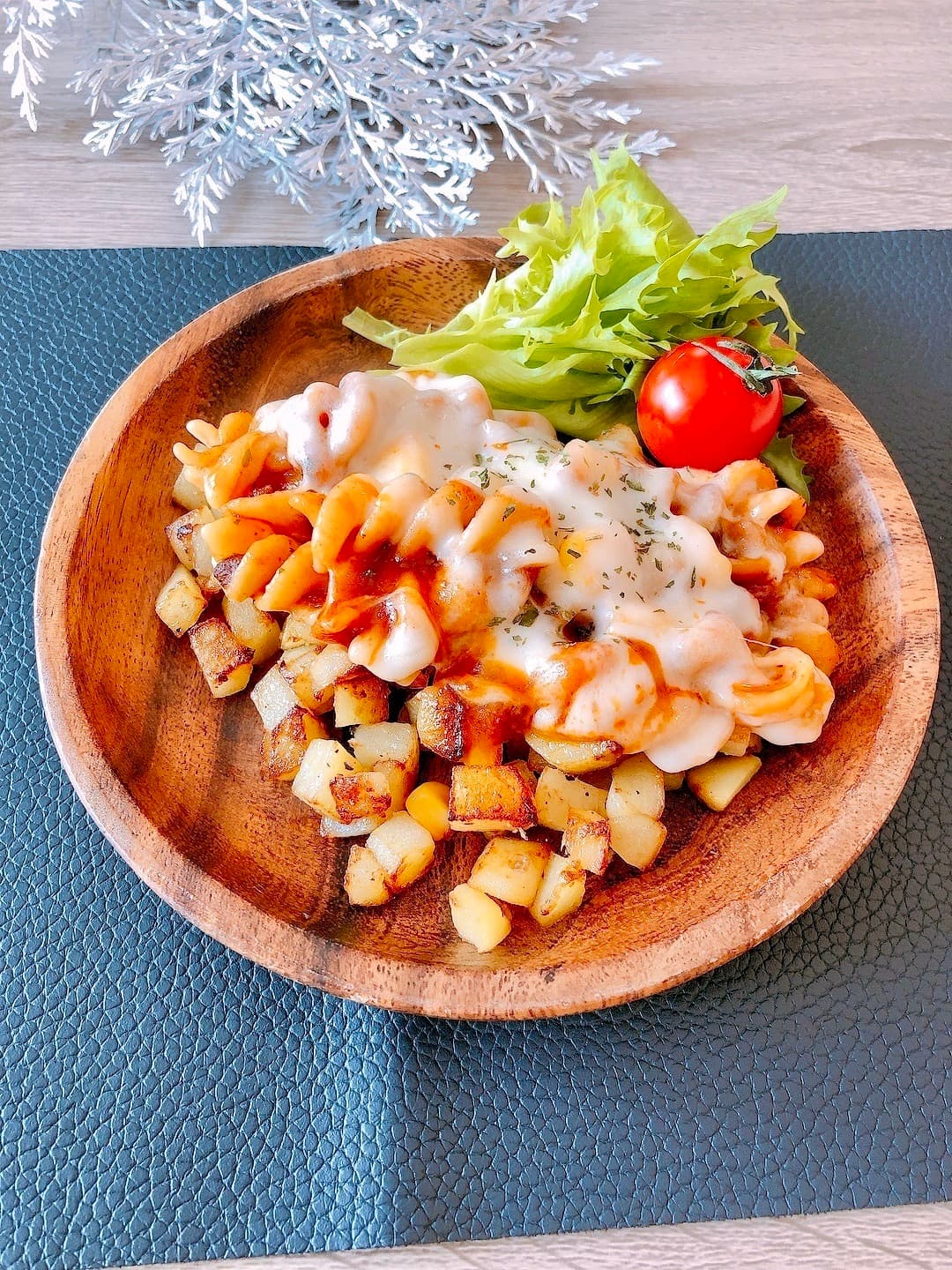 スパイシーミートマカロニのポテト添えの完成写真