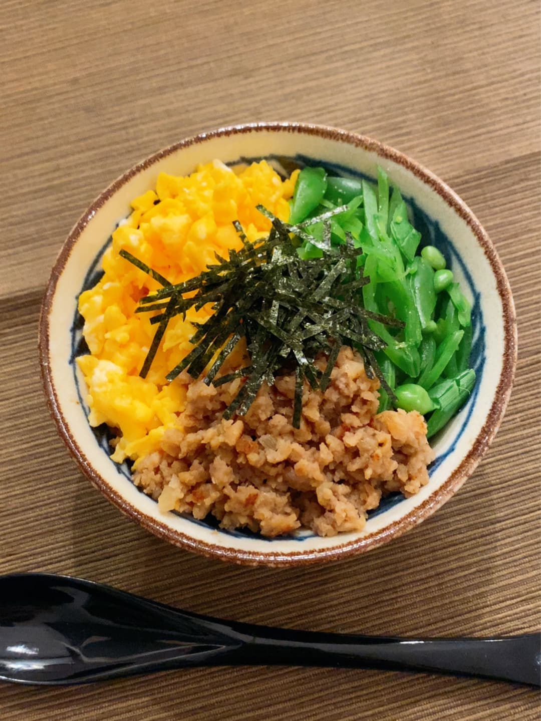 ハンバーグ三色丼の完成写真