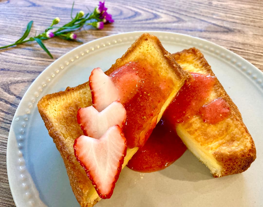 フレッシュいちごソースの厚切りフレンチトーストの完成写真