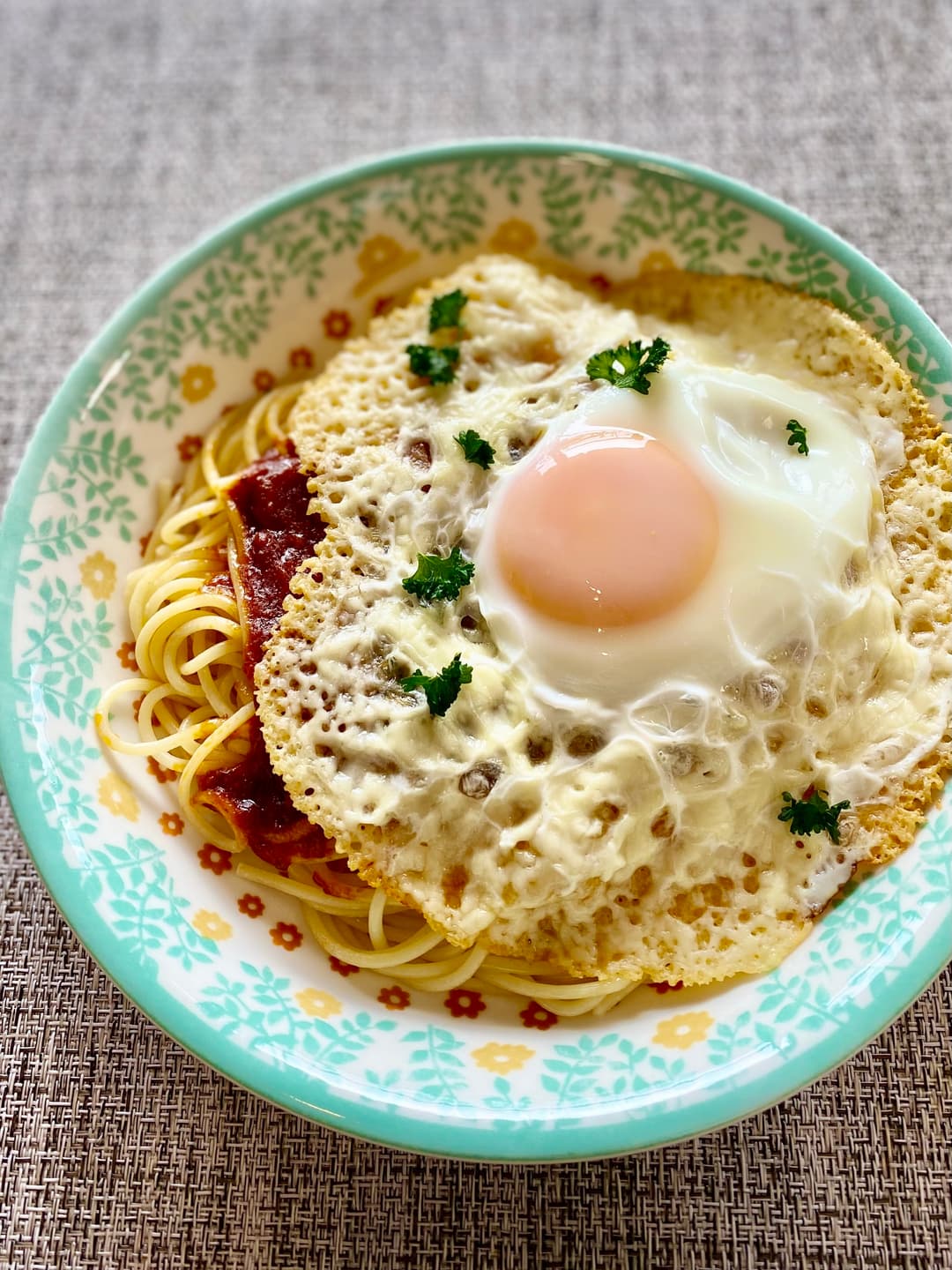 パリパリチーズエッグミートソースパスタの完成写真