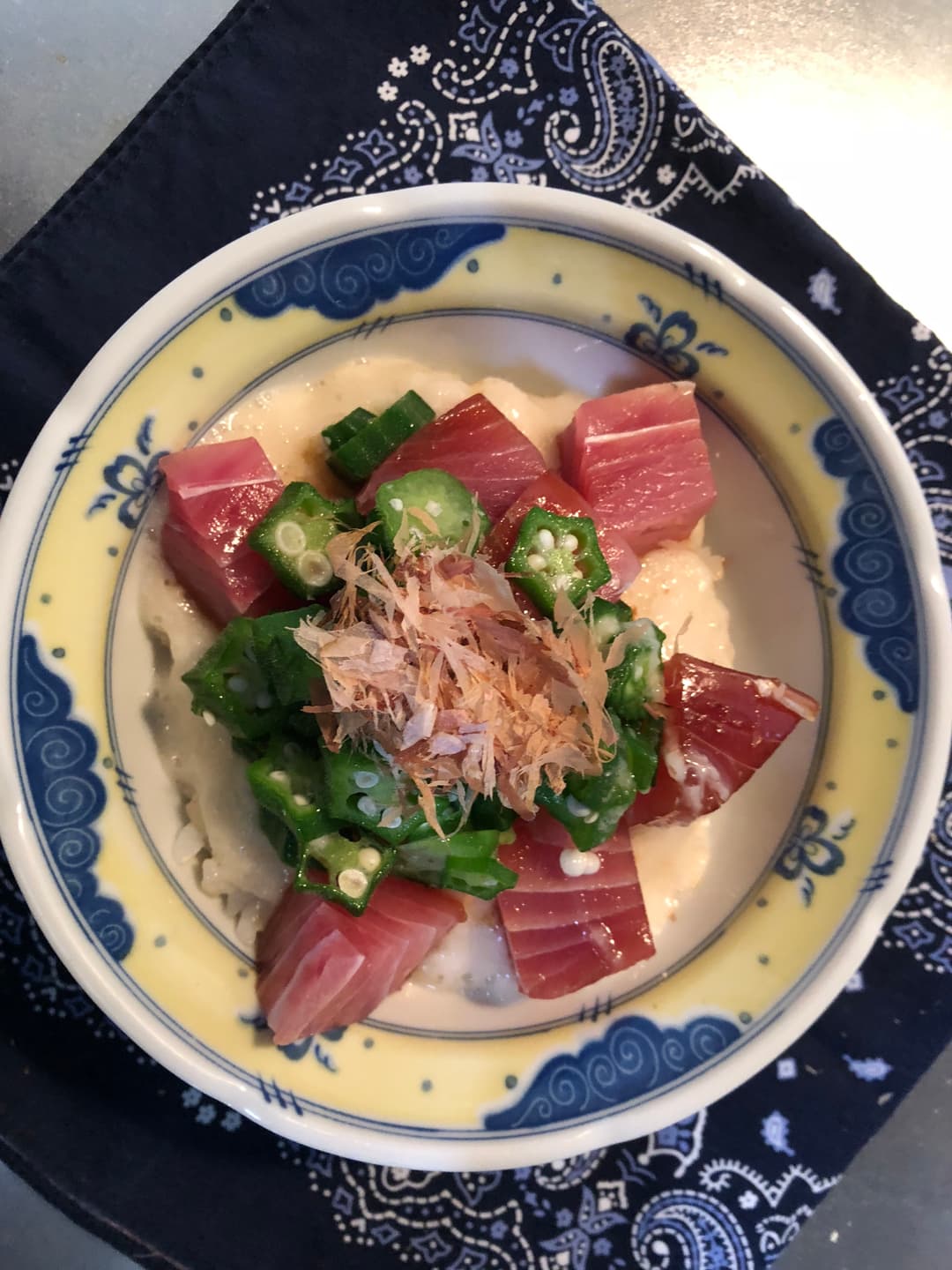 オクラとトロロのマグロ丼の完成写真