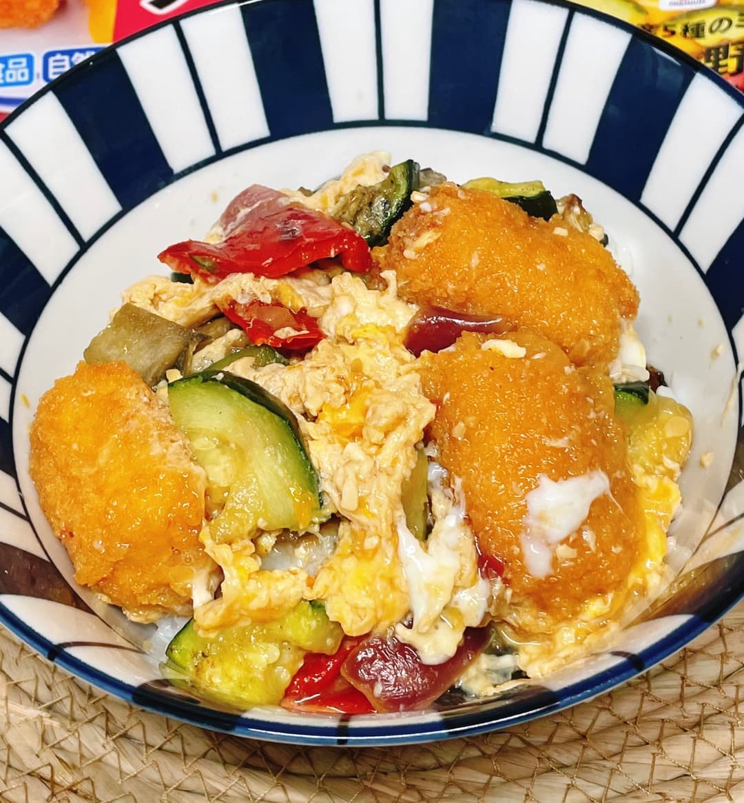 彩り野菜とささみ梅しそカツの卵とじ丼の完成写真