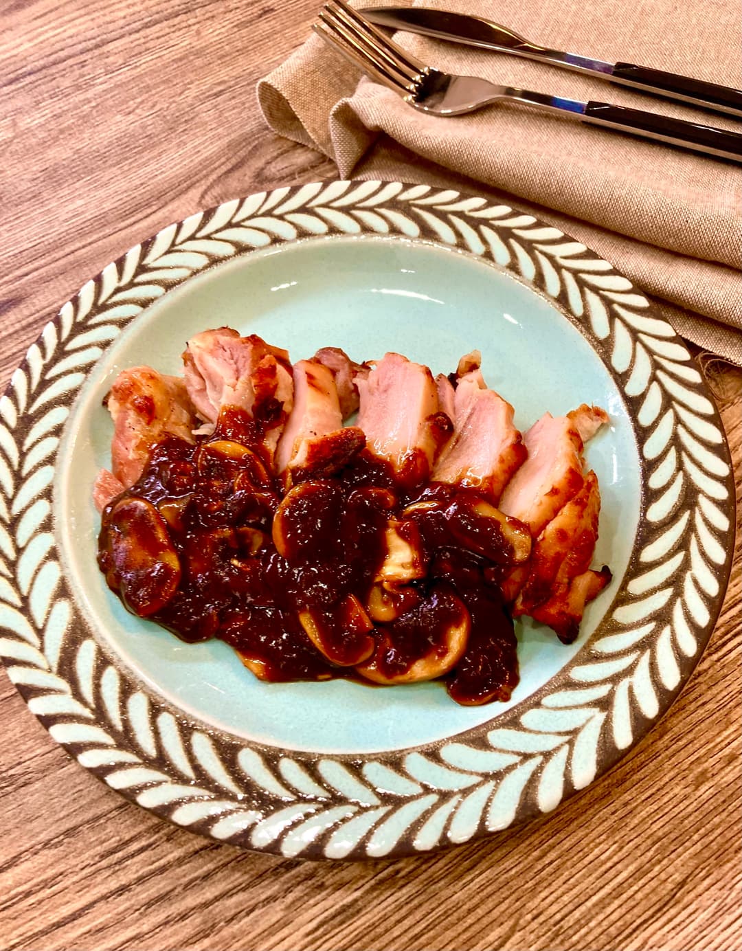 ブラウンソースの炙り焼きチキンの完成写真