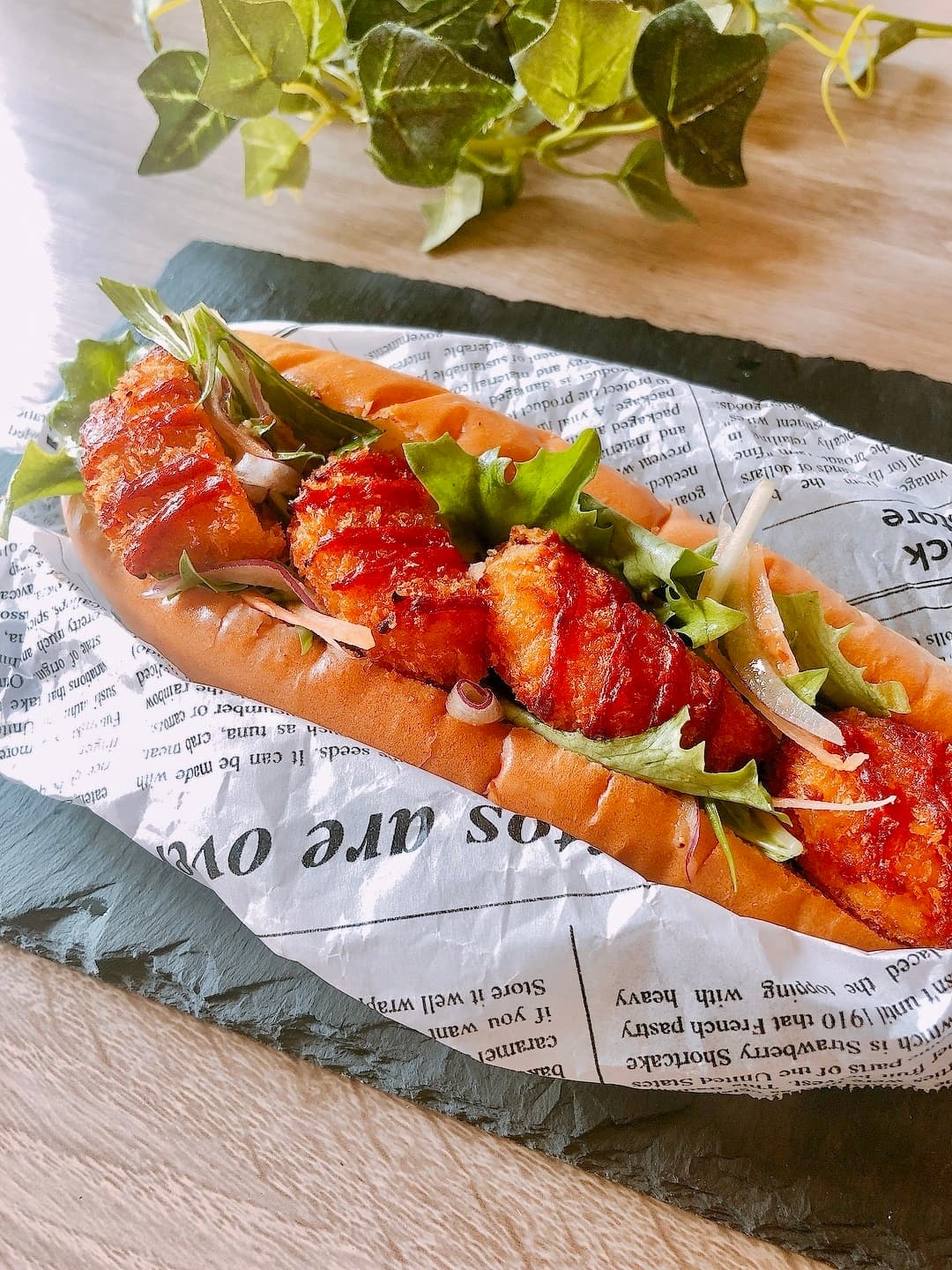 トマトチキンカツドッグの完成写真